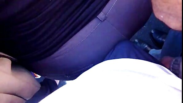 கண்ணாடியுடன் பெண் ஒரு POV ஊதுபத்தி வழங்கும்படி கேட்கப்பட்டது