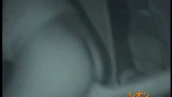 வானவில் சாக்ஸ் கொண்ட சூடான டீன் இரண்டு பெரிய தோழர்களுடன் வேடிக்கையாக உள்ளது