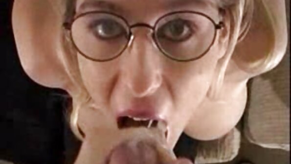 கூந்தல் உடைய புருவம் கொண்ட பெண் கழுதையில் சிக்கி கொள்ள விரும்புகிறாள்