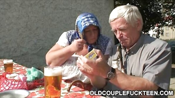 முற்றிலும் இயற்கையான பெண் அவருக்கு முழு திருப்தியை வழங்குவதில் ஆர்வம் காட்டுகிறார்