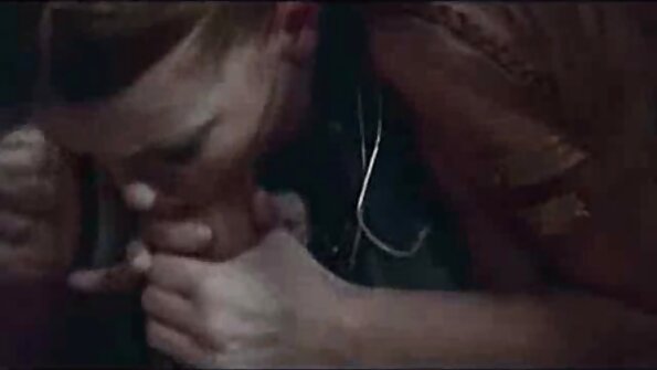 ஒல்லியான உடலுடன் கூடிய கூல் ரெட்ஹெட் மேசைக்கு எதிராக அழுத்தப்பட்டுள்ளது