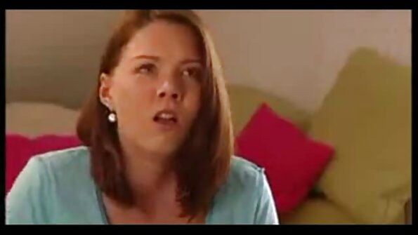 தடையற்ற அழகியுடன் பைத்தியக்கார உடலுறவை அனுபவிக்கிறார்