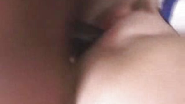 சூடான பொன்னிறம் அவளது புண்ணை மசாஜ் செய்கிறது மற்றும் அவள் தலைகீழாக மாறுகிறாள்