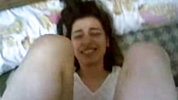 லத்தீன் பெண் ஒரு லாக்கர் அறையில் உணர்ச்சிவசப்பட்டு உடலுறவு கொள்கிறாள்