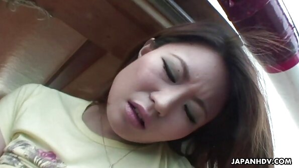 நீண்ட கூந்தல் குட்டி தன் மனிதனின் பெரிய பெக்கரில் குதிக்கிறது