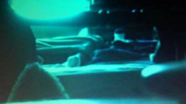 மனிதன் சரியான நேரத்தில் வந்து காதலியின் இறுக்கமான மொட்டையடித்த புண்ணை புணர்கிறான்