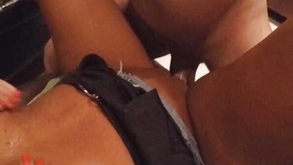 ஸ்டாக்கிங்ஸில் உள்ள MILF ஒரு அட்டை விளையாட்டை இழந்து தொங்கினான்