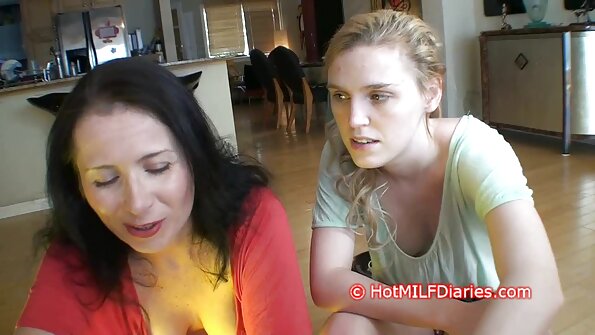 கவர்ச்சியான பச்சை குத்தப்பட்ட அம்மா கடினமான டிபி செய்கிறார்